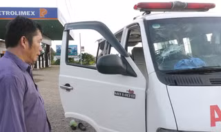 Ông Tuấn và chiếc xe bị đập phá ngăn không cho ra khỏi trung tâm Y tế