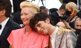 Góc dễ cưng: "Hoàng tử" Timothée Chalamet dính như sam với "nữ hoàng" Tilda Swinton