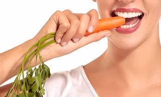 Cứ tưởng rau xanh ăn sống là tốt nhất, nhưng với các loại rau củ này thì lại rất có hại