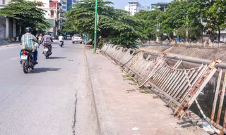 Hàng loạt lan can bờ sông giữa trung tâm Hà Nội nghiêng đổ, xuống cấp