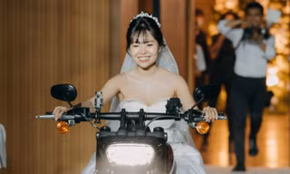 Đam mê tốc độ, cô dâu TP.HCM lái xe 1.800 phân khối vào lễ đường