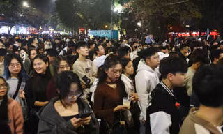 Phố đi bộ hồ Hoàn Kiếm đông nghẹt người chờ đón năm mới