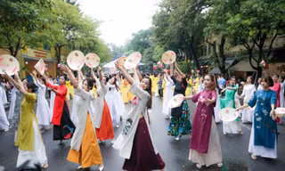 Gần 1.000 phụ nữ mặc áo dài đồng diễn trên phố đi bộ hồ Hoàn Kiếm