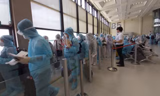 Đưa phi công Anh về nước, kết hợp đón 340 người Việt khó khăn