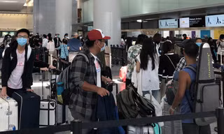 Các hành khách ở Mỹ lên chuyến bay về Việt Nam. (Ảnh: Mofa)