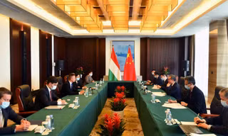 Ông Vương Nghị tiếp đoàn của Ngoại trưởng Hungary ngày 24/8. (Ảnh: Xinhua)