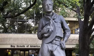 Bức tượng thiếu niên bên ngoài trụ sở của Hội Nam hướng đạo Mỹ tại bang Texas. (Ảnh: AP)