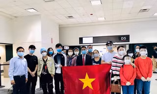 Nhóm công dân Việt Nam tại Mỹ trước khi lên đường về nước. (Ảnh: Mofa)