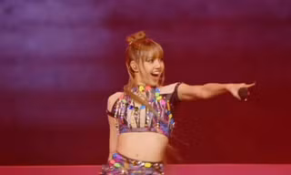 Lisa tại Coachella tuần 2: Hát live tiến bộ, gặp sự cố và khoảnh khắc "cực hề"