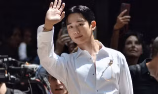 Milan Fashion Week: Jung Hae In đẹp trai vẫn bị chê vì không cân được đồ hiệu