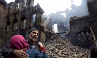 Một tòa nhà trên vùng Kashmir bị đánh sập khi Ấn Độ và Pakistan tấn công nhau. (Ảnh: AP)