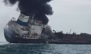 Con tàu đang bốc cháy dữ dội. (Ảnh: SCMP)