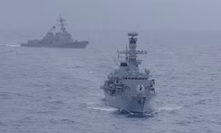 Hai tàu chiến Mỹ USS McCampbell và HMS Argyll tham gia một cuộc diễn tập trên biển Đông vào tháng 1 năm nay. (Ảnh: Reuters)