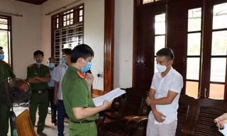 Công an tỉnh Quảng Bình đọc quyết định tạm giữ hình sự các đối tượng liên quan vụ cá độ bóng đá với số tiền lên đến hàng chục tỷ đồng (Ảnh do Công an cung cấp).