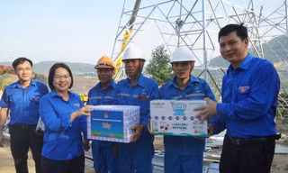 Trung ương Đoàn thăm, tặng quà động viên thanh niên tình nguyện thi công đường dây 500kV mạch 3 tại Quảng Bình 