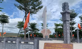 Bia công tích của xã Cự Nẫm.