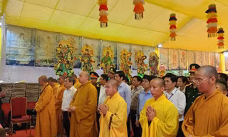 Cầu siêu liệt sĩ tại hang Tám Cô và đường 20 Quyết Thắng