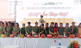 Các Chi hội Phụ nữ CA tỉnh Quảng Nam đập heo đất tiết kiệm.