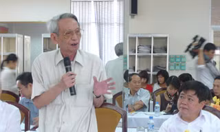 Nhà báo lão thành Đỗ Phượng phát biểu tại hội thảo Ảnh: P.C