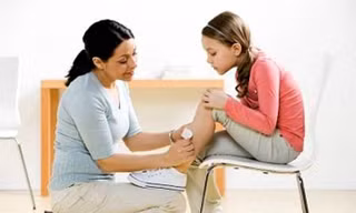 Làm gì khi bé bị chân vòng kiềng?