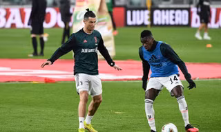 Matuidi bất ngờ chiến thắng Ronaldo trong thử thách gập bụng