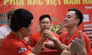 Hàng trăm thanh niên thi vật tay tại Hà Nội