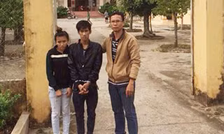Cường và bạn gái (hai đối tượng từ trái qua) bị bắt trong hành trình bỏ trốn trên xe buýt ở Sóc Trăng.