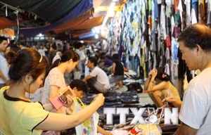 Chợ đêm Đồng Xuân. (Ảnh minh họa: Trần Việt/TTXVN) 