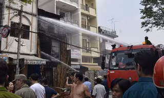 Lực lượng chức năng nỗ lực dập lửa.