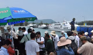 Do gió giật trên cấp 6 nên các phương tiện thủy từ Rạch Giá, Hà Tiên ra Phú Quốc và chiều ngược lại đều ngưng, hàng ngàn du khách kẹt lại Phú Quốc. 