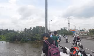 Hiện trường nam thanh niên nhảy cầu.