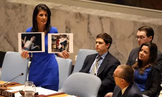 Đại sứ Mỹ tại Liên Hợp Quốc, bà Nikki Haley cầm những bức ảnh về nạn nhân vụ tấn công hóa học trong một cuộc họp tại New York, Mỹ. 