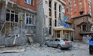 Một tòa nhà tại Donetsk tan hoang do giao tranh.