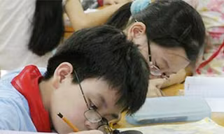 Ba triệu trẻ em Việt Nam phải đeo kính