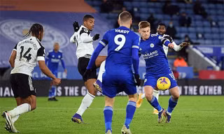 Thua sốc Fulham, Leicester lỡ cơ hội vào top 3