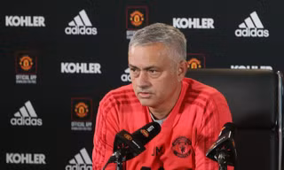 Jose Mourinho lầm lì trong phòng họp báo
