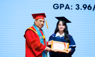 Nữ sinh cùng lúc tốt nghiệp 2 bằng đại học xuất sắc Trường Đại học Ngoại thương