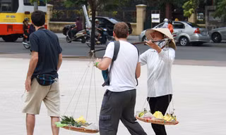 Vẫn ép du khách 'gánh hàng đi buôn' ở Hà Nội