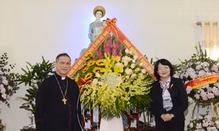 Phó Chủ tịch nước Đặng Thị Ngọc Thịnh chúc mừng Giáng sinh tại Giáo phận Bùi Chu. Ảnh: Hoàng Long