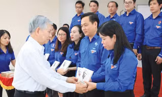 Nguyên Chủ tịch nước Nguyễn Minh Triết tặng sách cho cán bộ đoàn thanh niên tại Đại hội Hội LHTNVN tỉnh Bình Dương