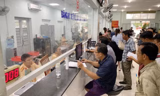 Người dân TPHCM vật vã làm giấy đăng ký xe vì nghẽn mạng