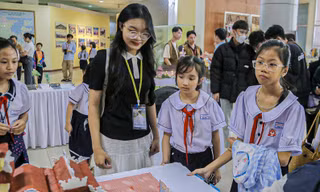 Giới trẻ hào hứng tham quan bảo tàng trong ngày hội di sản văn hóa