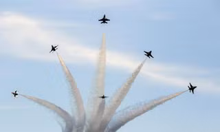 Màn trình diễn của Phi đội bay biểu diễn Thunderbirds