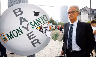 Người dân biểu tình chống lại công ty giống Bayer/Monsanto vì cung cấp hạt giống GMO