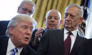 Sự ra đi của Bộ trưởng Quốc phòng James Mattis (phải, ngoài cùng) sẽ để lại khoảng trống rất lớn trong việc triển khai chính sách đối ngoại của Mỹ trong thời gian tới