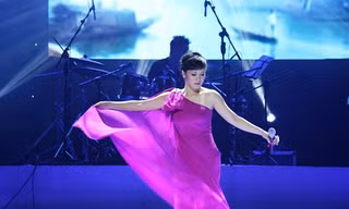 Diva Hồng Nhung múa váy như lên đồng