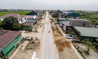 Quốc lộ 1.100 tỷ đồng vẫn ngổn ngang 