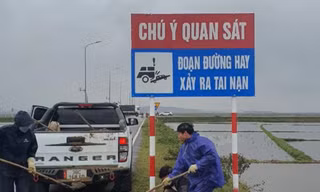 Lắp biển cảnh báo tại ngã tư ‘tử thần’ trên đường ven biển Hà Tĩnh