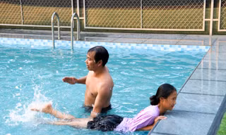 Lớp dạy bơi miễn phí cho học sinh khó khăn Hà Tĩnh