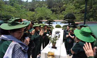 Dòng người rưng rưng về địa chỉ đỏ Ngã ba Đồng Lộc